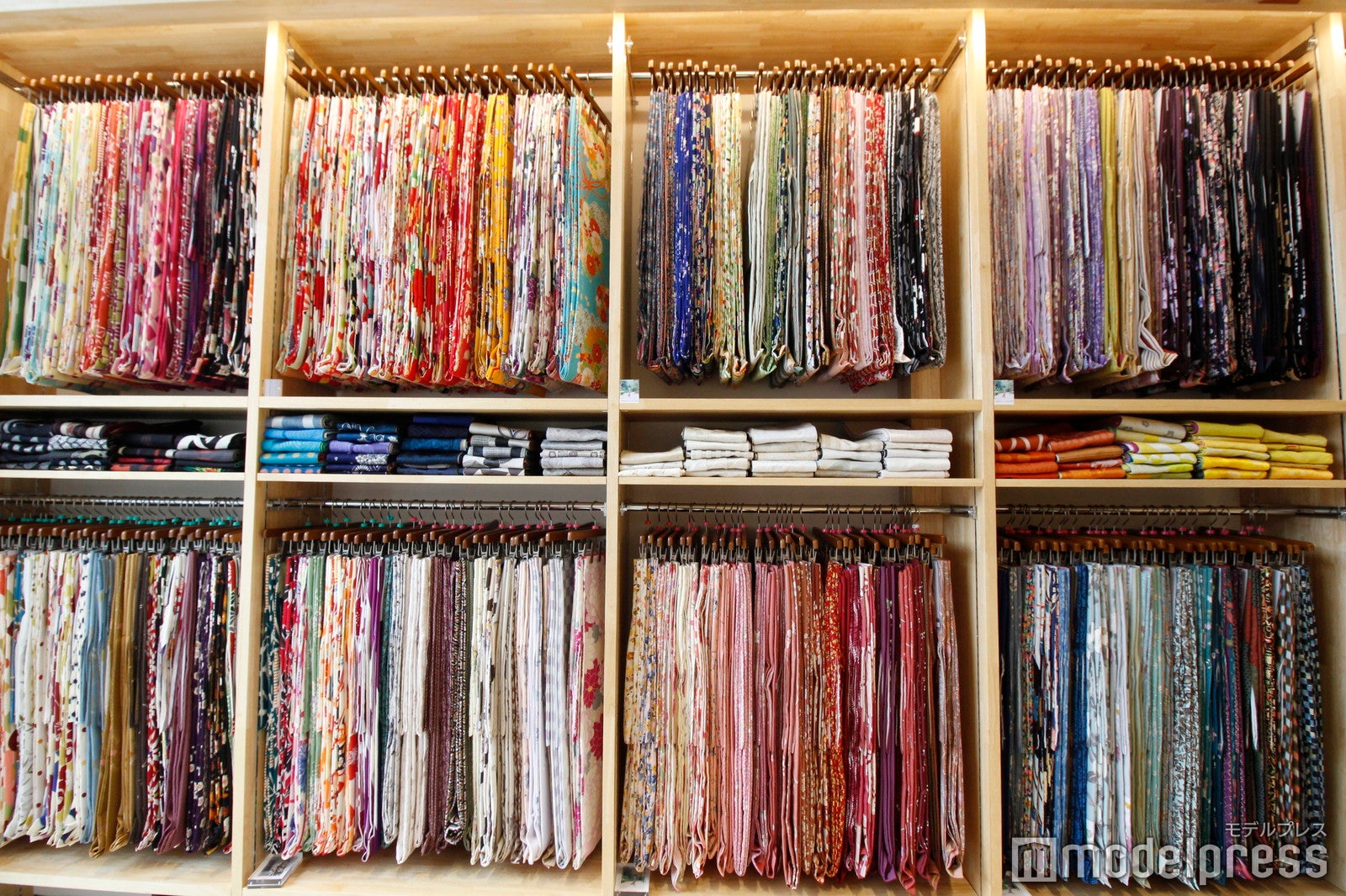 多彩な着物と帯がずらり（C）モデルプレス