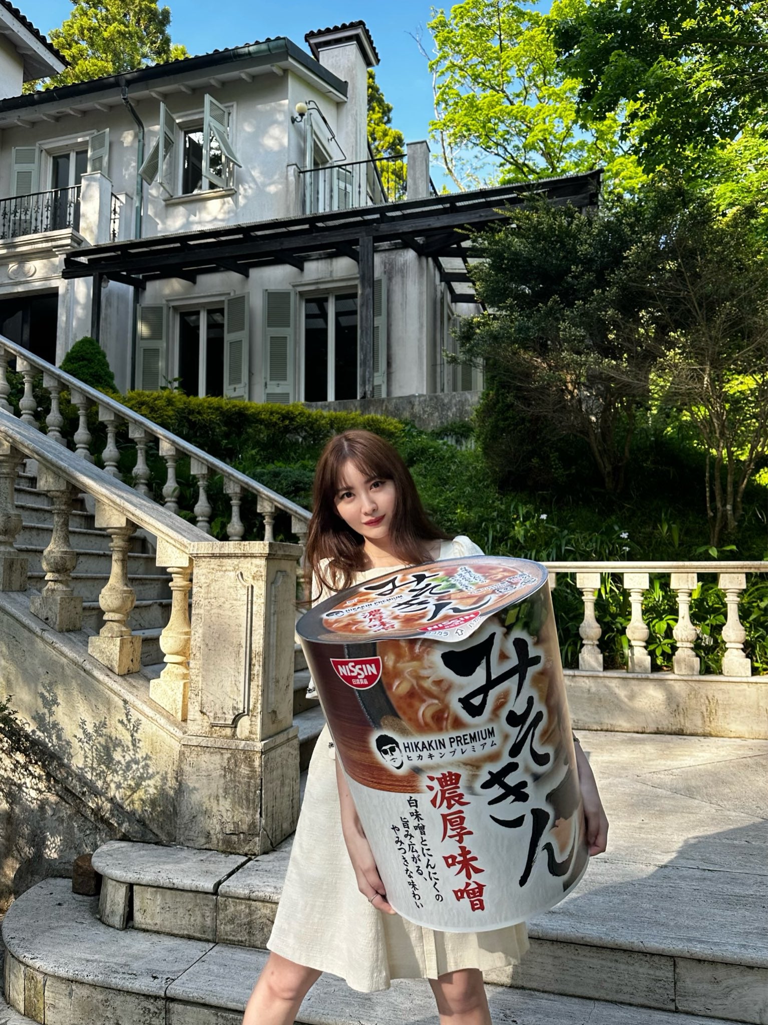 小嶋陽菜、HIKAKINからの“巨大な”贈り物抱えるショット「合成みたい」「シュール」と話題