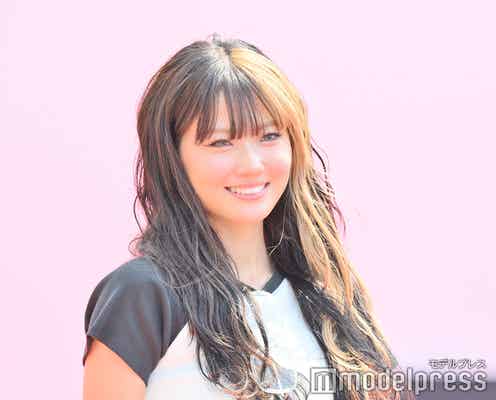フォーエイト48あみか、へそ出し&スリットから美脚チラリ 笑顔輝くソロランウェイ【GAKUSEI RUNWAY 2024 SPRING&SUMMER】