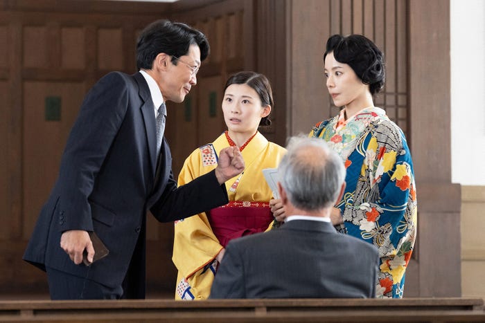 津村知与支、伊藤沙莉、桜井ユキ「虎に翼」第11話より(C)NHK