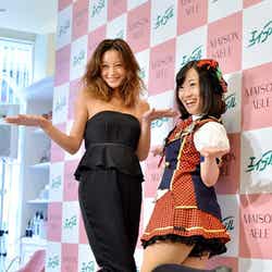 2人でフライングゲットのポージング(左から)西山茉希、キンタロー。