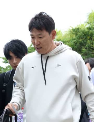 敗退の侍ジャパンがチャーター機で帰国 成田空港に多くのファンが詰めかける 到着ロビーの2階にも 大きな拍手＆ねぎらいの声がかけられる