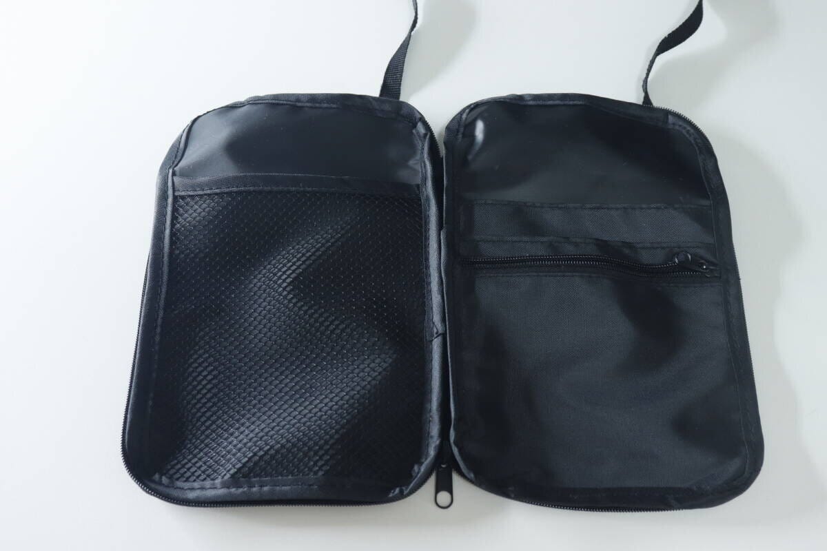 ウォレットショルダーバッグのファスナーを開き、内側を見せた状態