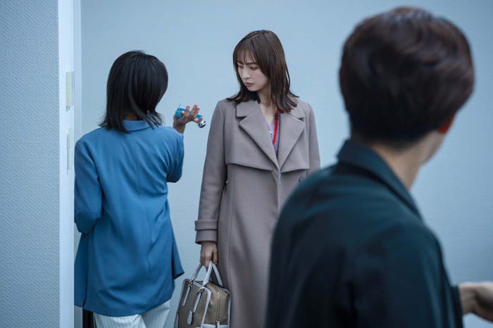 玉田志織、篠田麻里子、小池徹平「離婚しない男―サレ夫と悪嫁の騙し愛―」第6話より(C)テレビ朝日