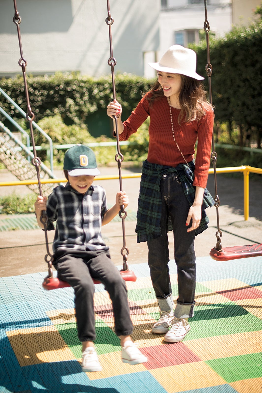 リブニットの“辛コーデ”（画像提供：セブン＆アイ出版）