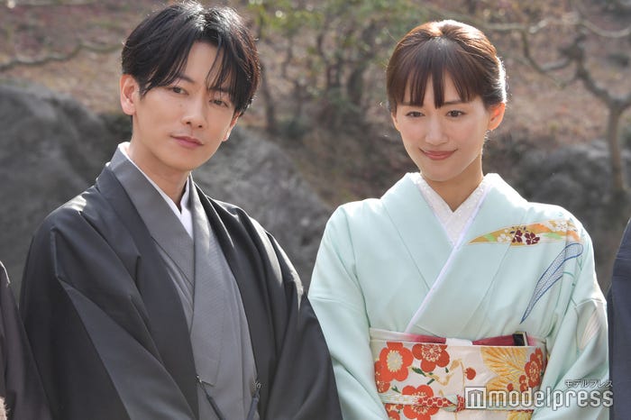 佐藤健、綾瀬はるか(C)モデルプレス