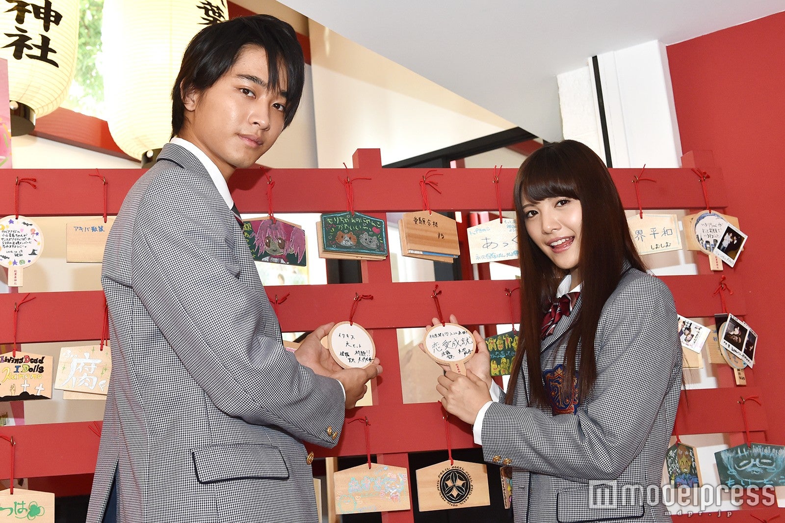 （左から）佐藤寛太、美沙玲奈 （C）モデルプレス