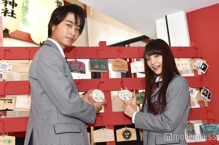 (左から)佐藤寛太、美沙玲奈 (C)モデルプレス