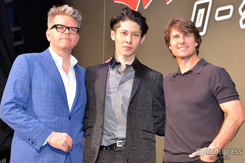 （左から）クリストファー・マッカリー監督、MIYAVI、トム・クルーズ