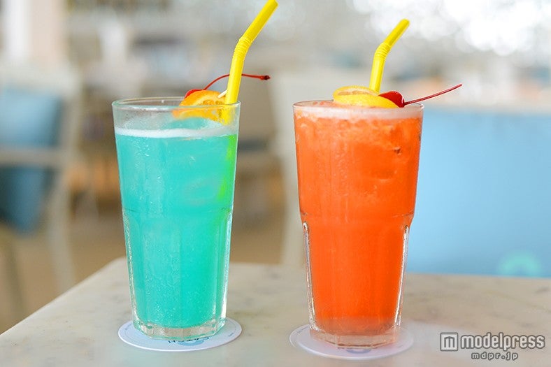 お店のシグネチャードリンク（左から）「Catch Beach」、「Catch’s Mai Tai」各290バーツ（約900円）