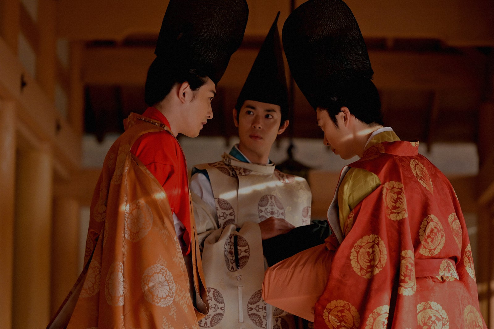 町田啓太、渡辺大知、金田哲「光る君へ」第11話より（C）NHK