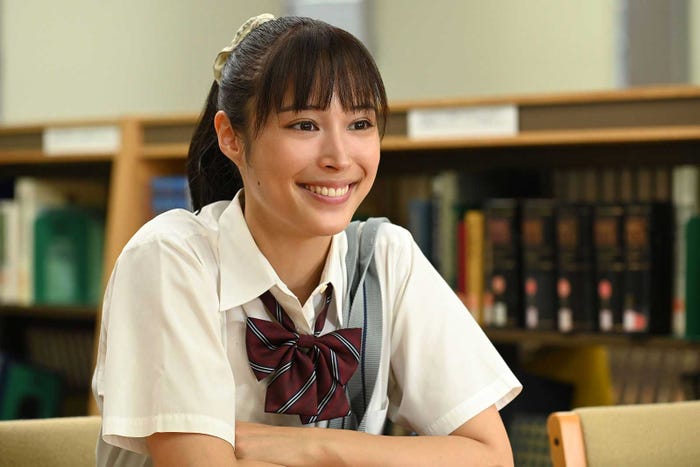 回想シーンも演じる広瀬アリス「知ってるワイフ」(C)フジテレビ