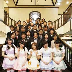 AKB48（左から：松井咲子、渡辺麻友、高橋みなみ、島崎遥香、横山由依）