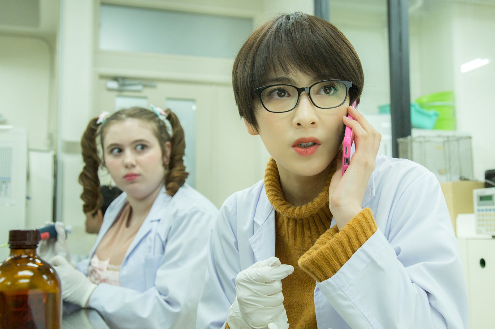 オトナの土ドラ「オーファン・ブラック～七つの遺伝子～」＃3（右から）小田切泉役（知英）、メグ役（マーヤ・プラテック）／画像提供：東海テレビ