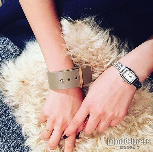 レザーバングル×華奢アクセ＆シンプル時計でこなれたバランス感を