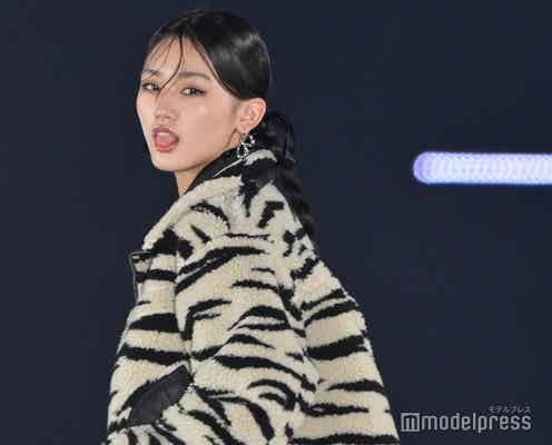 櫻坂46山崎天、ウエスト&美脚チラリ クールな眼差しとのギャップで魅了<GirlsAward 2023 A/W>