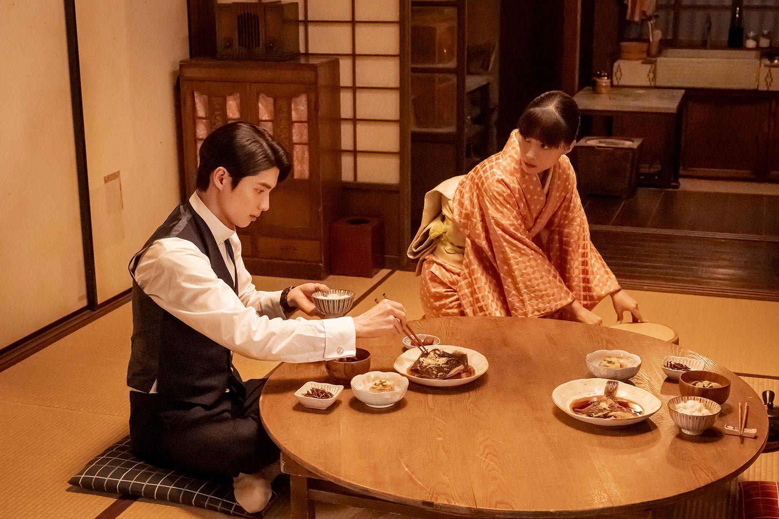 本田響矢、芳根京子「波うららかに、めおと日和」（C）フジテレビ