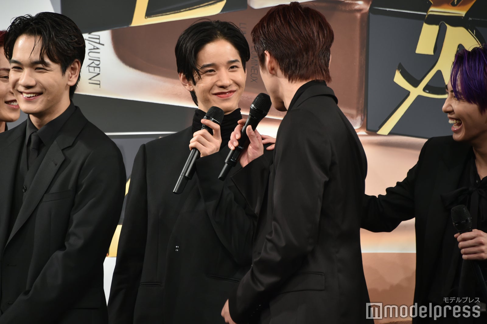 與那城奨の英語に「Me too！」と相づちをうってメンバーから突っ込まれる佐藤景瑚 （C）モデルプレス