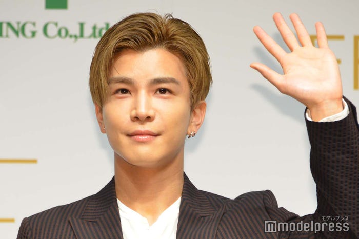 手を振る岩田剛典(C)モデルプレス