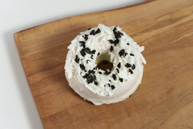 「牛乳石鹸」コラボのドーナツが京都に登場!お馴染みの“赤箱”限定パッケージも♡