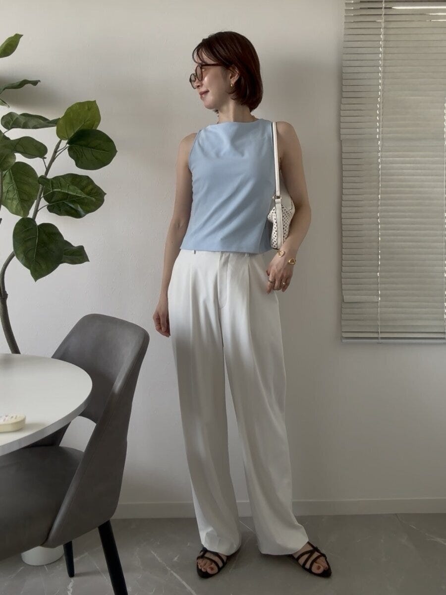 白いパンツに水色のノースリーブトップスを合わせた女性の夏コーデ、白いミニバッグ 白いパンツに水色のノースリーブトップスを合わせた女性の夏コーデ、白いミニバッグ