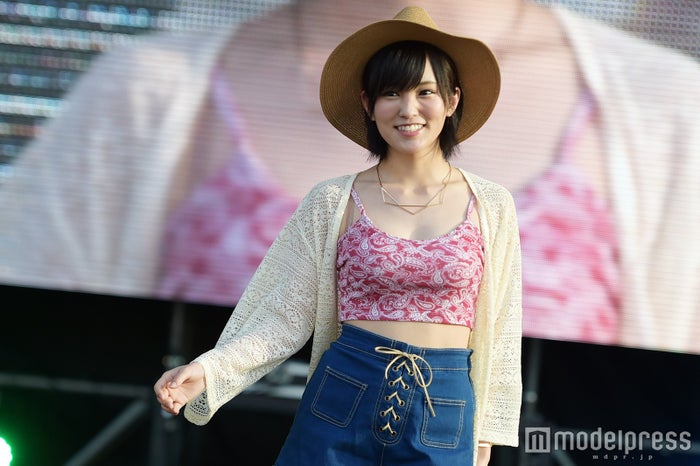 Nmb48山本彩 美バスト くびれ魅せ 圧巻美ボディが沖縄に輝く モデルプレス