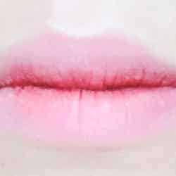 リップの発色をよくするために唇の赤みをコンシーラーで消して／写真：onoaki （C）モデルプレス