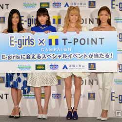 E-girls（左より：藤井夏恋、鷲尾伶菜、Ami、藤井萩花）