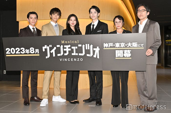 (左から)竹内將人、上田堪大、富田鈴花、和田雅成、佐藤仁美、鈴木壮麻(C)モデルプレス