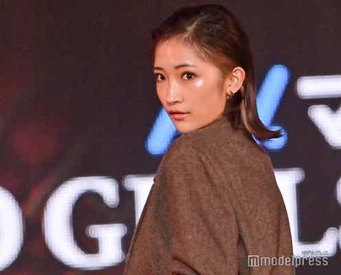 Girls2小川桜花、 デコ出しスタイルがかっこいい クールカジュアルコーデで登場<TGC2021A/W>
