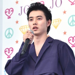 山崎賢人「神木のりゅうくん」と海岸でサッカー 「ジョジョ」スペインロケの仲良しエピソード