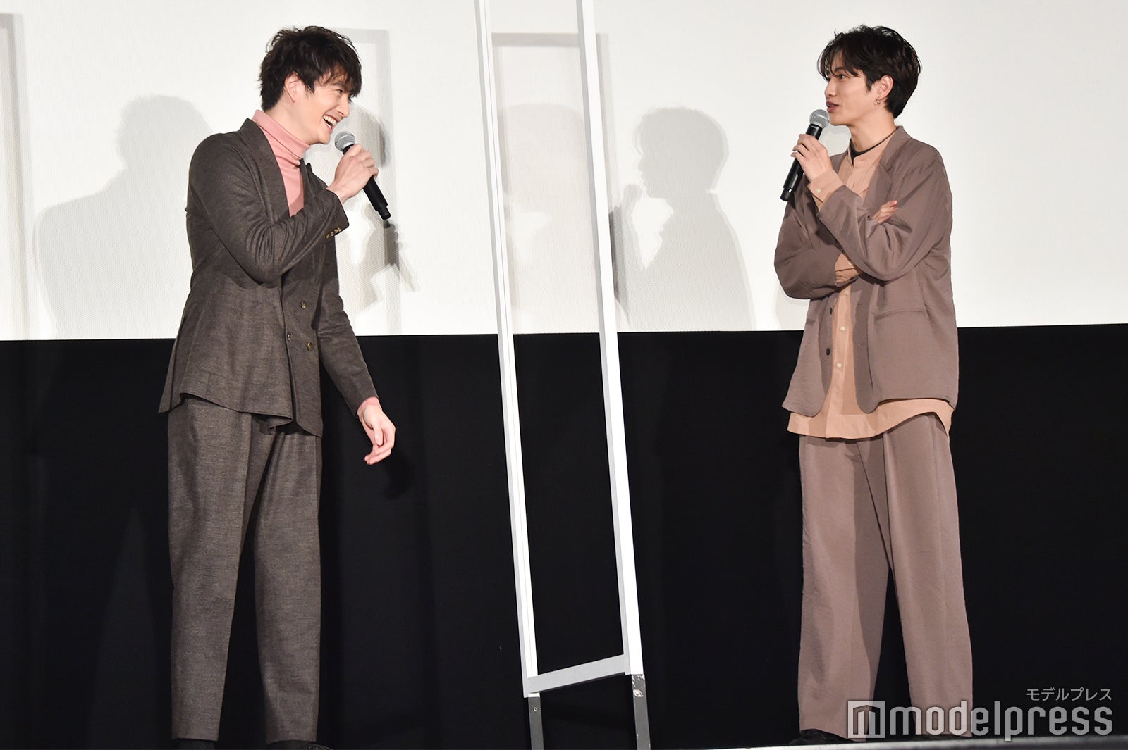 「きょうはテンションが高い」と志尊淳（右）に伝える岡田将生（左） （C）モデルプレス