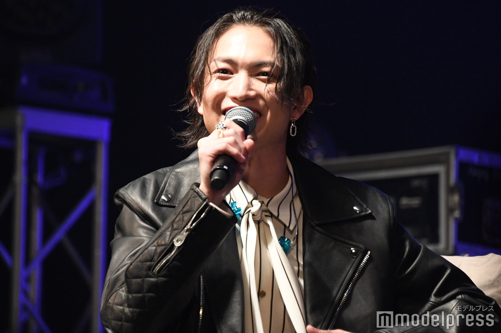 樋口幸平の登場に笑顔が増える綱啓永（C）モデルプレス