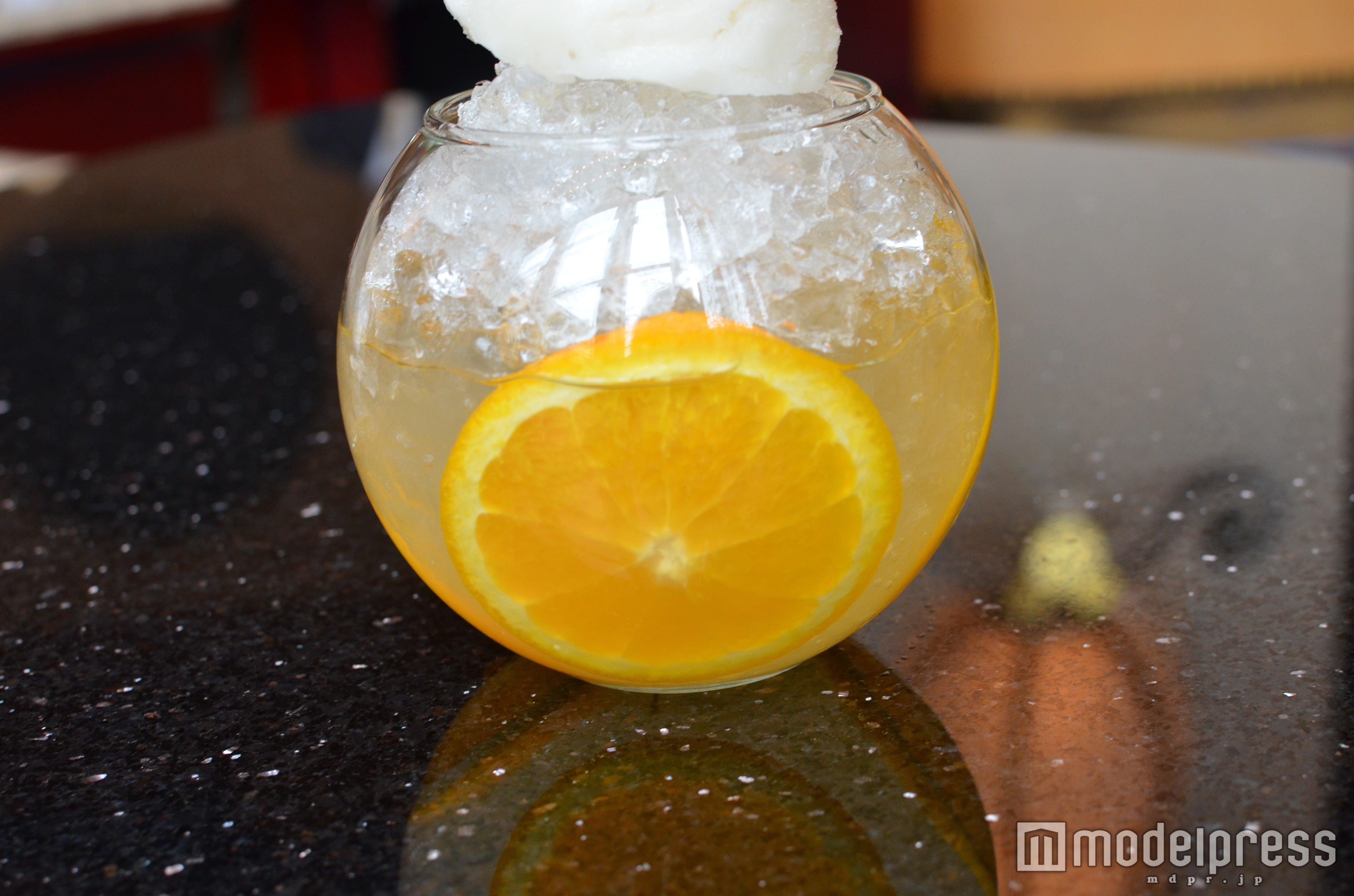 オレンジが印象的（C）モデルプレス