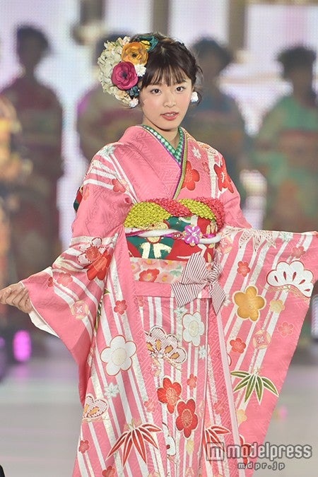 「Seventeen」古畑星夏、ピンクの華やか着物で透明感際立つ＜関コレ2015A／W＞