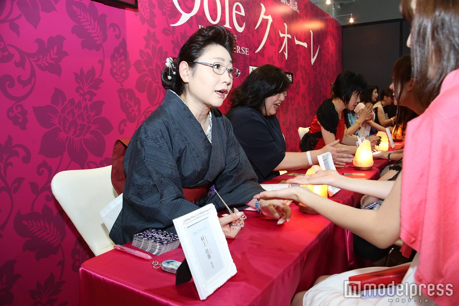 ブースでプロの占い師に直接相談（C）モデルプレス