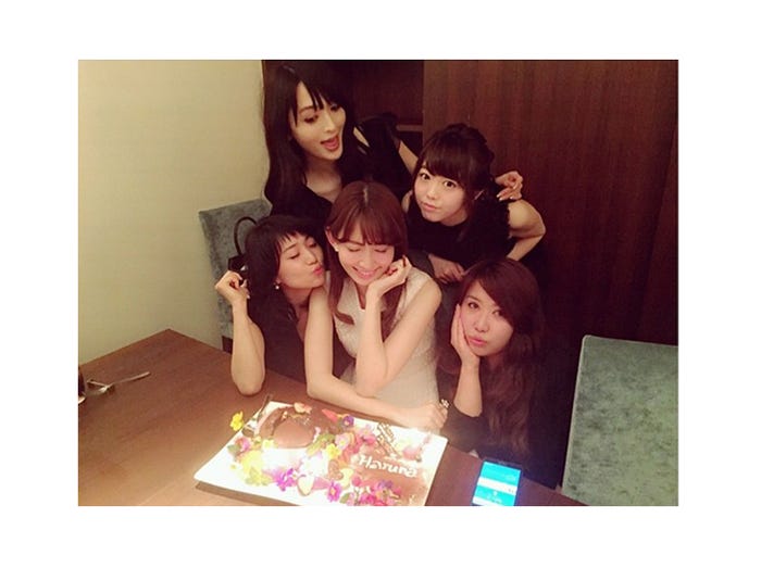 (後列左より)佐藤かよ、峯岸みなみ(前列左より)大島優子、小嶋陽菜/小嶋陽菜Instagramより