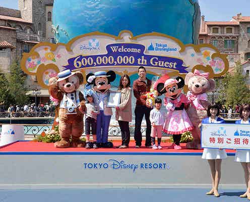 ディズニーランド&シー、入園者数6億人突破 ミッキーやミニーが祝福