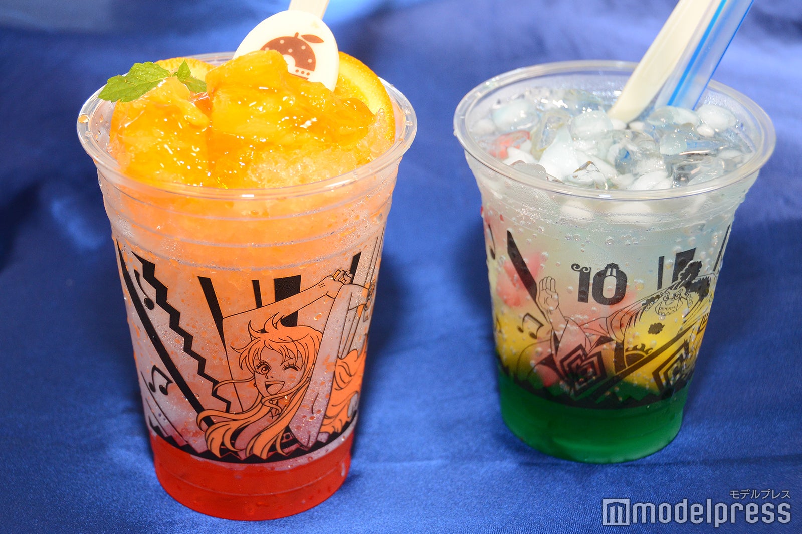 ■ナミのオレンジフラッペ800円◇、■操舵手ジンベエの海色ソーダ◇650円（■はト音記号、◇は音符マーク）（C）モデルプレス