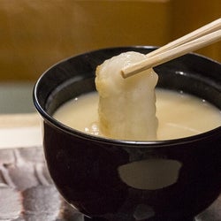 とろ~り餅のお雑煮を食べ比べ!京都の「白味噌雑煮」や香川の「あん餅雑煮」も…東京で食べられる全国のお雑煮7選