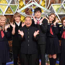 （左から）丸山桂里奈、平野紫耀、出川哲朗、羽鳥慎一、滝沢カレン、渚 （C）日本テレビ