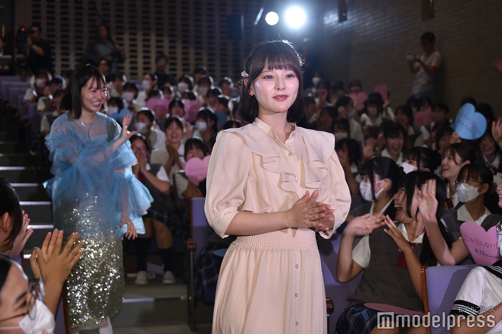 女子校にサプライズ登場した齊藤なぎさ（C）モデルプレス