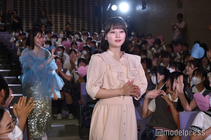 女子校にサプライズ登場した齊藤なぎさ(C)モデルプレス