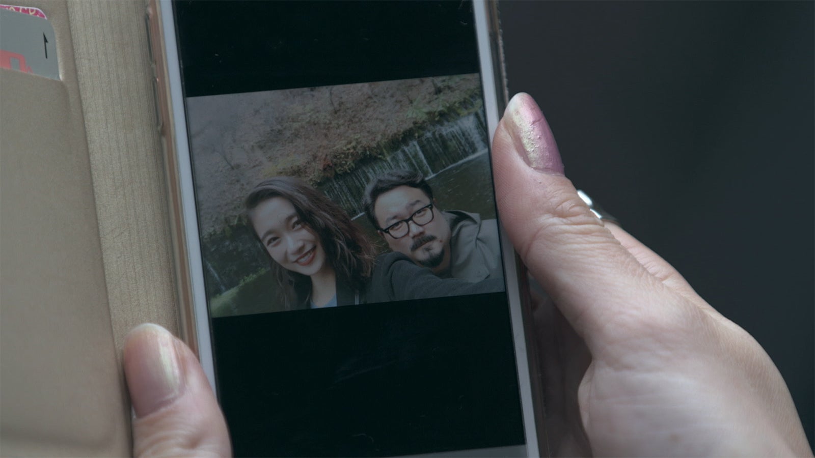 りさこ、和田理生（休日課長）／白糸の滝で撮影した2ショット「TERRACE HOUSE OPENING NEW DOORS」44th WEEK（C）フジテレビ／イースト・エンタテインメント