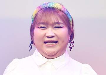 「あの頃のあゆそのものだ」人気タレントが激似過ぎる「あゆ」コーデ ヒョウ柄スカートにロングブーツ 浜崎あゆみデビュー28周年記念日を祝福