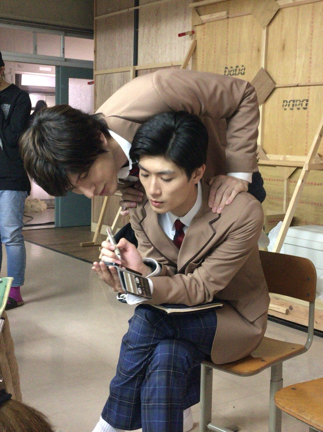 三浦春馬と城田優の仲が良すぎる　密着オフショットを激写