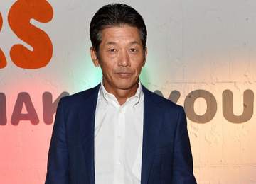 「豪華レジェンド勢ぞろい」「レアですね」元広島・高橋慶彦氏が監督経験者3人と威厳漂うスーツ姿「もうヤバい！」「チームの首脳陣なら最強ですね」