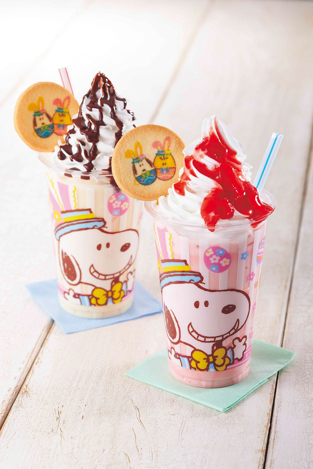 イースター・スヌーピーシェイク
（左）バニラ＆チョコ／（右）ストロベリー（C）2018 Peanuts Worldwide LLC（C）1976, 2018 SANRIO CO., LTD. APPROVAL NO. EJ8021301（C）Universal Studios. All rights reserved.