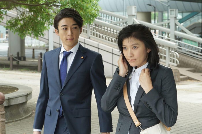高橋一生、篠原涼子/「民衆の敵」第1話より(C)フジテレビ