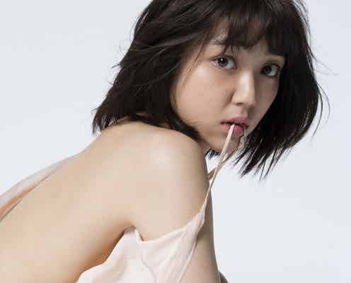 山谷花純、美背中大胆露出のセクシーショット